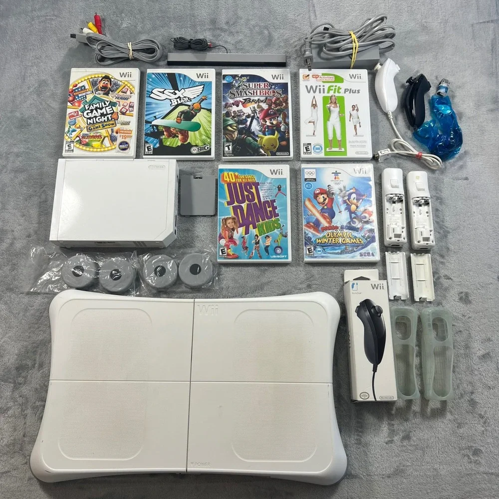 Nintendo Wii Bundle White Console 6‎ Games 2 Remotes Nunchucks Balance Board Fit